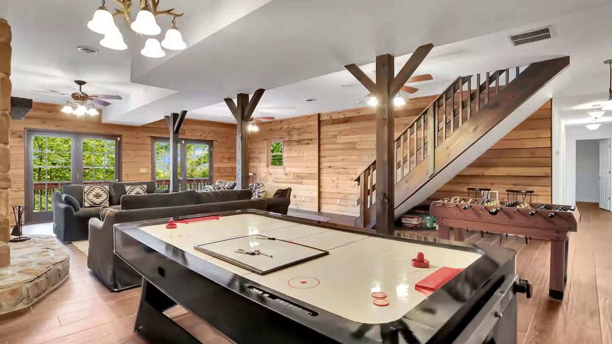 Berkeley Springs Ski Chalet | 5 Bedroom Suites, Hot Tub, Jacuzzi Tub & Game Room
