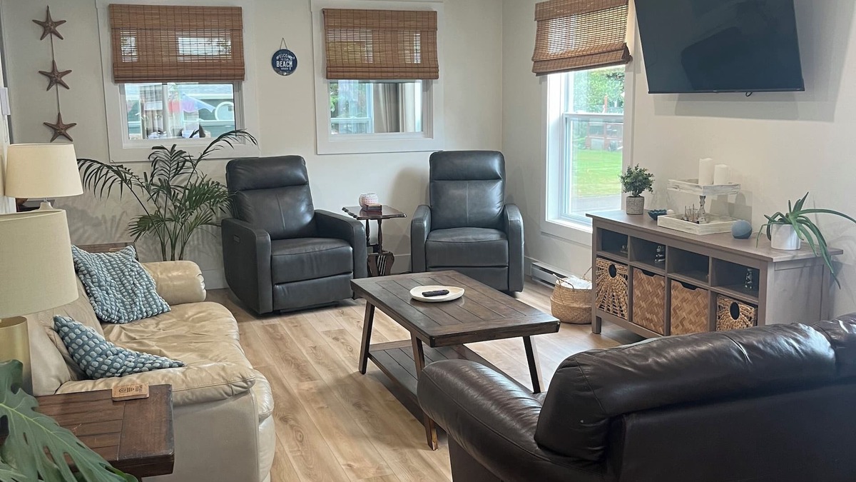 Pointe-du-Chene House | 5 Bedroom Summer House (newly built) - Walk to Parlee Beach!
