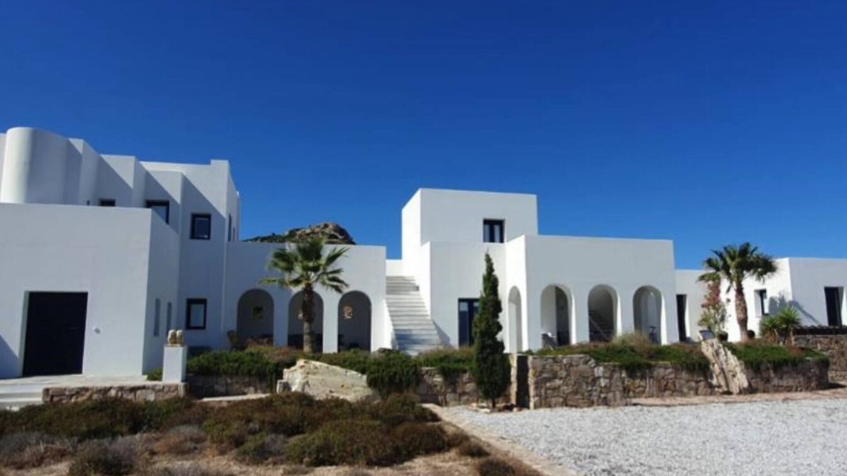 Milos Villa | 5-Bedroom Villa with a Breathtaking Panoramic View of the Aegean.