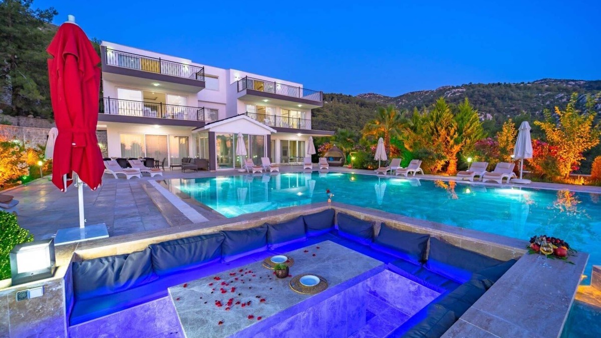 Islamlar Villa | 5 Bedroom Villa with Enormous Outdoor Pool & Indoor Pool, Ideal for Large Groups