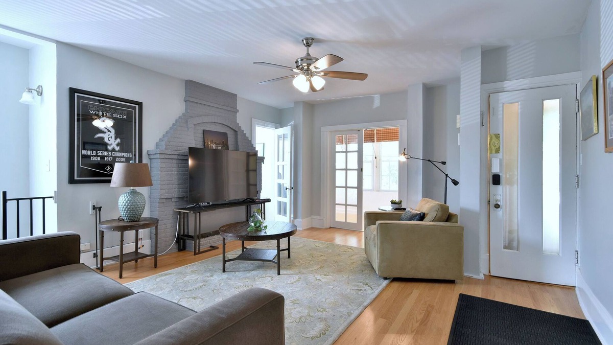 Oak Park Apartment | 5 bedroom with 5 beds and 2 bathrooms