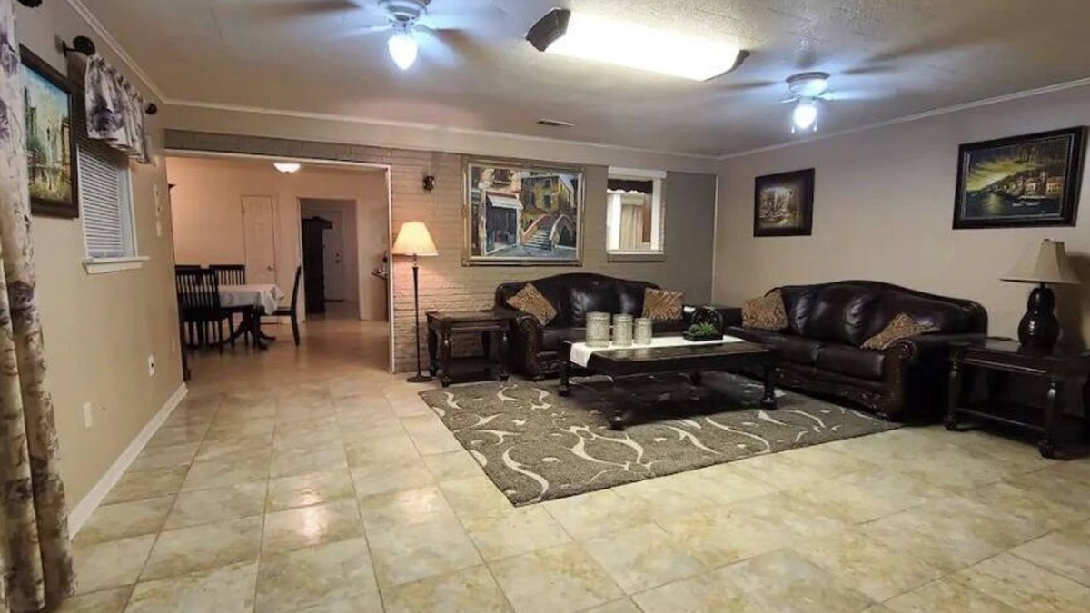 Baker House | 5 Bedroom with fireplace minutes from Baton Rouge