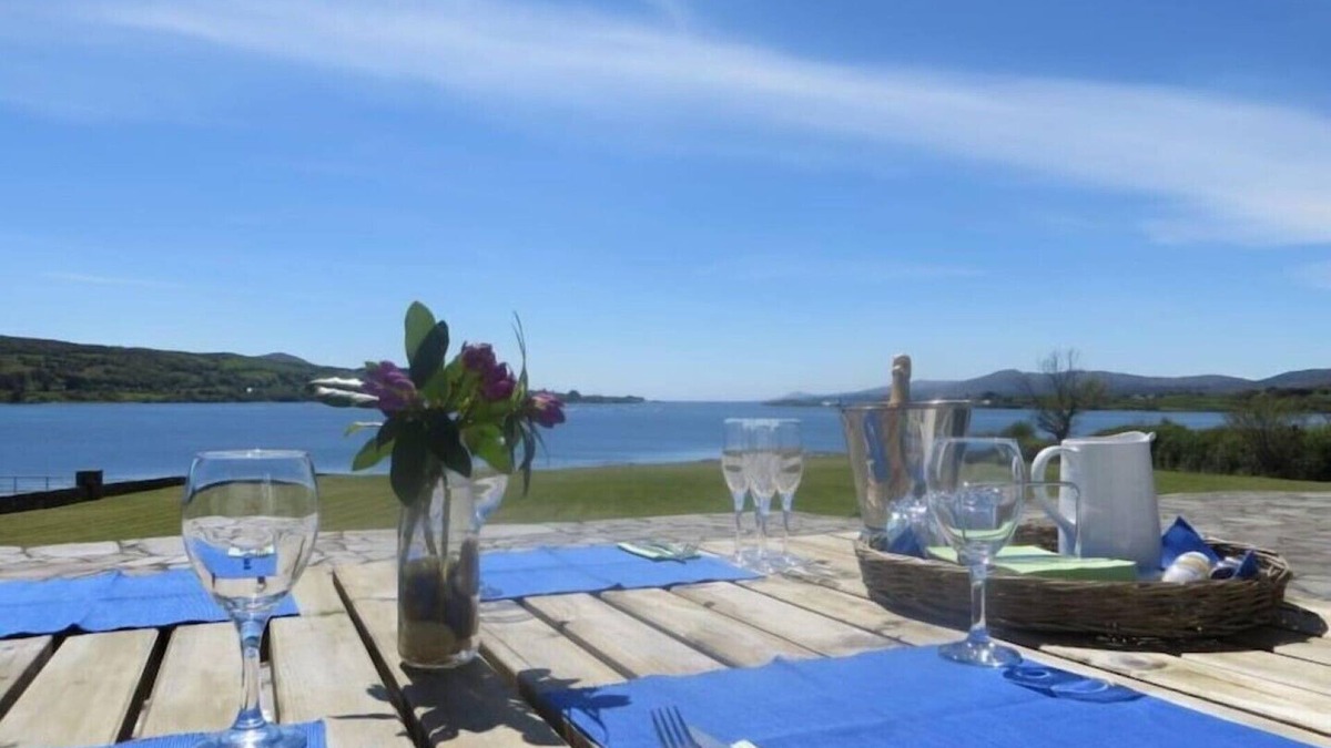 Durrus Villa | 5 bedrooms & 3 bathrooms - stunning south facing views "Wild Atlantic Way"