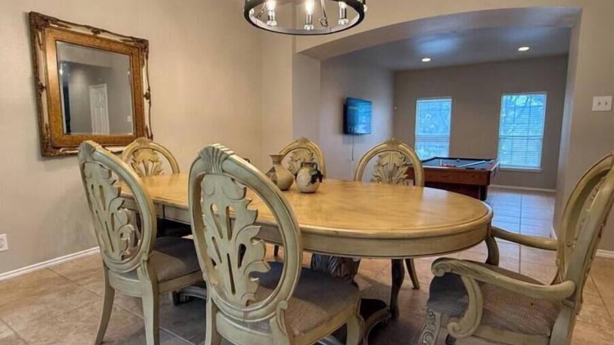 Stone Oak House | 5 beds 3 bathroom Large patio pool table stone oak