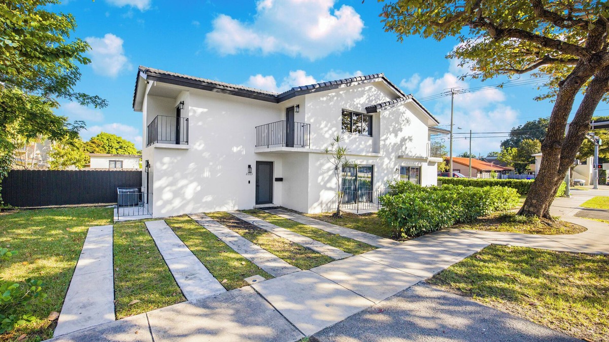 Coral Way House | 5 BEDS/SLEEP 8 in a Prime Location in Miami! Near Airport/Cruise Terminal!