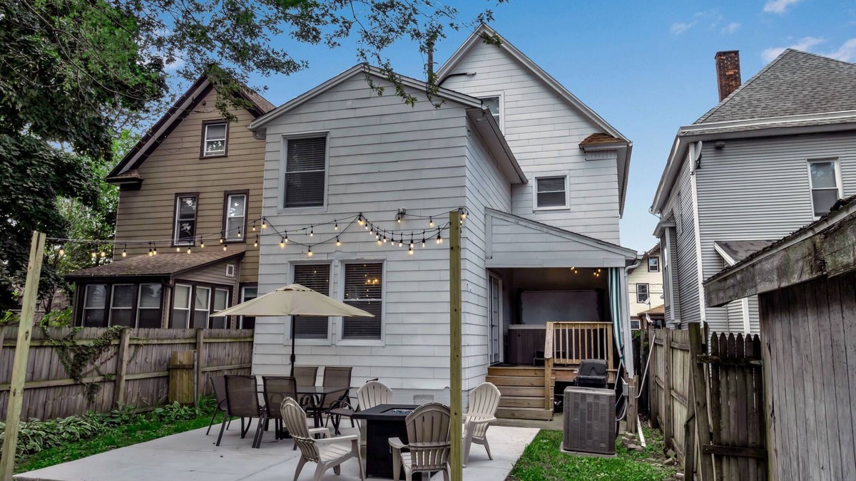 Buffalo House | 5 BR Home w/Hot Tub & Game Room