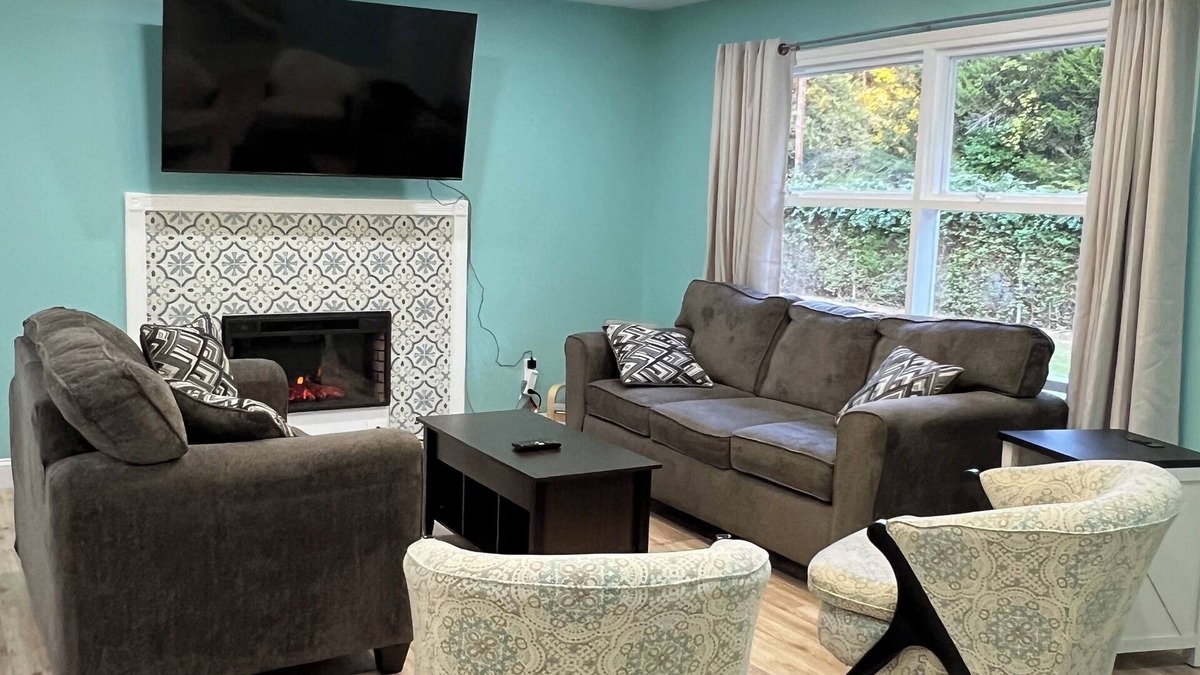 Aquia Harbour House | 5 BR King Beds Game Room Yard Family Home Explore DC Quantico Stafford