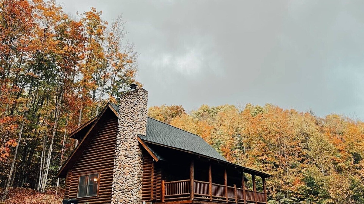 East Jordan Cabin | 5 BR log cabin - Hot Tub - 40 private acres - Hiking trails