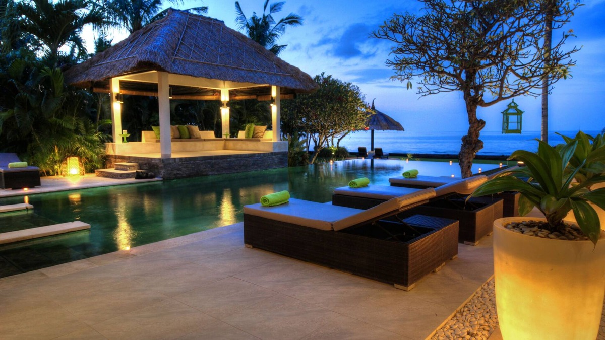 Dencarik Villa | 5 BR Luxurious Beachfront Villa - Large Swimming Pool & Staff - Lovina Beach