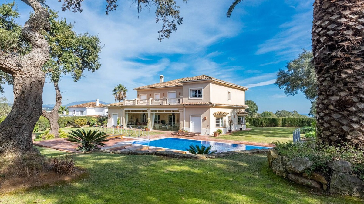 San Roque Villa | 5* luxury villa. San Roque Club. 2-tier pool. WiFi via fibre optic. Walk to golf