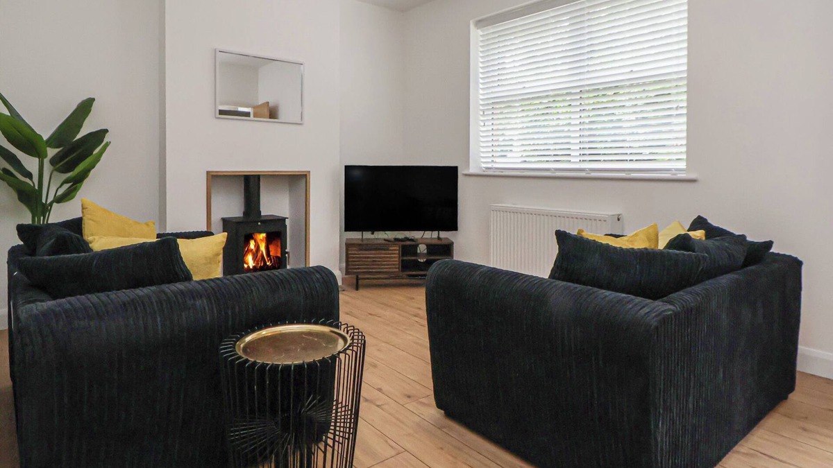 Flint Cottage | 5 MARSH LANE, pet friendly, with open fire in Flint