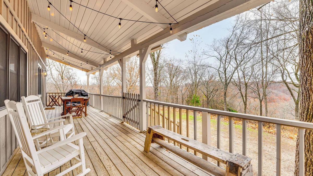 Eureka Springs Cabin | 5 Mi to Beaver Lake: Family Cabin w/Game Room