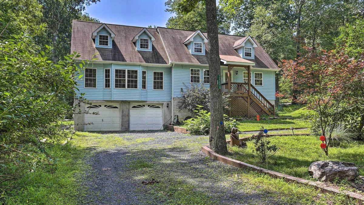 Henryville House | 5 Mi to Camelback: Henryville Home w/Hot Tub!