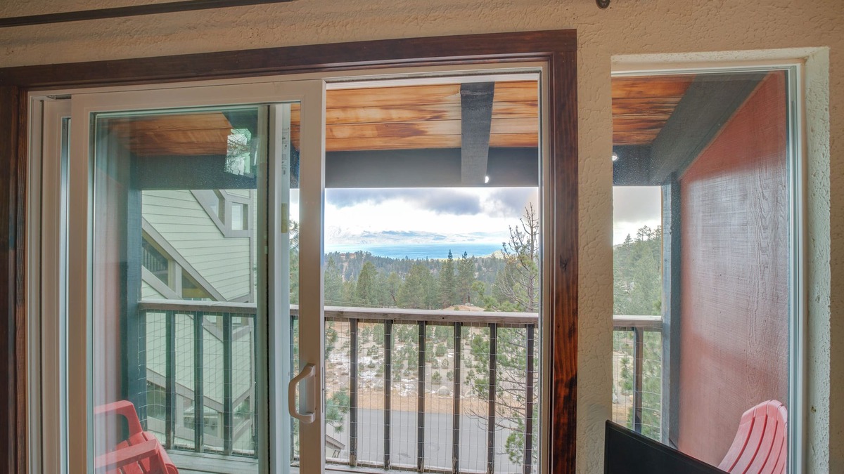 Tahoe Village Apartment | 5 Mi to Lake Tahoe: Stateline Townhome