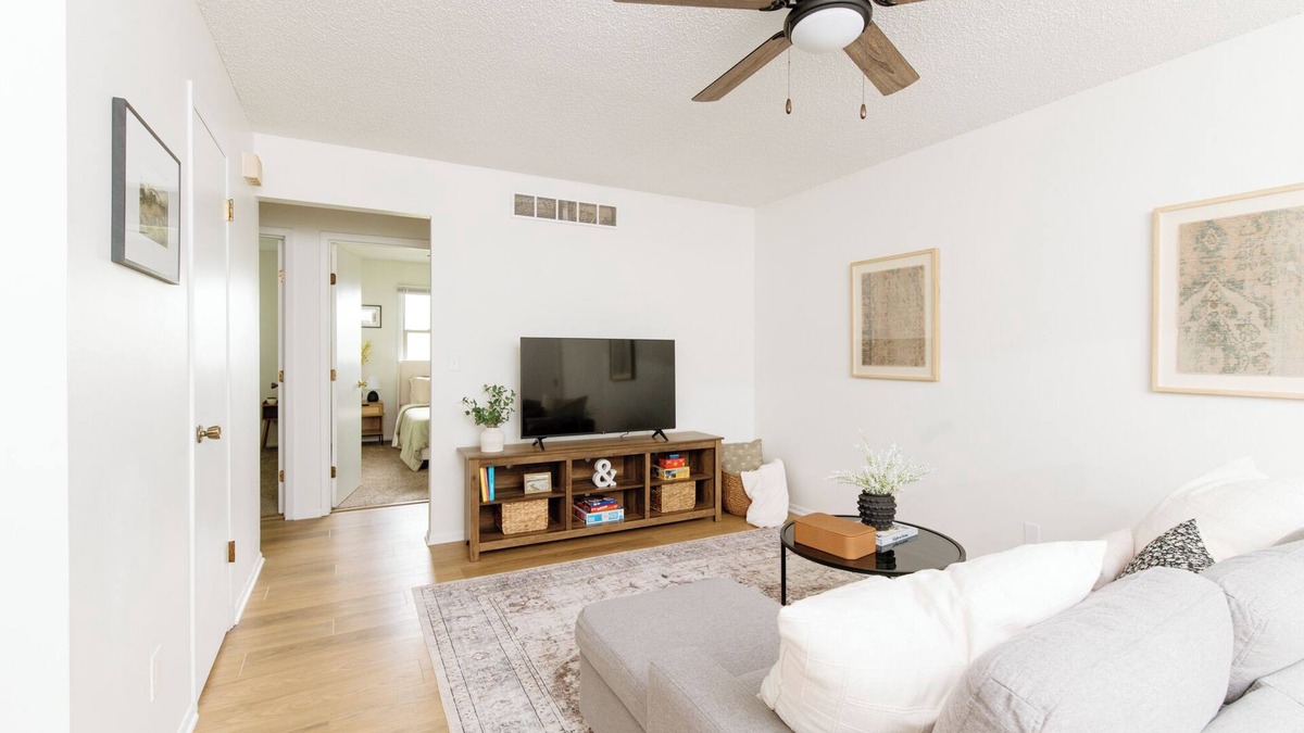 Altoona House | 5 Min to Adventureland and Casino - Fenced in yard