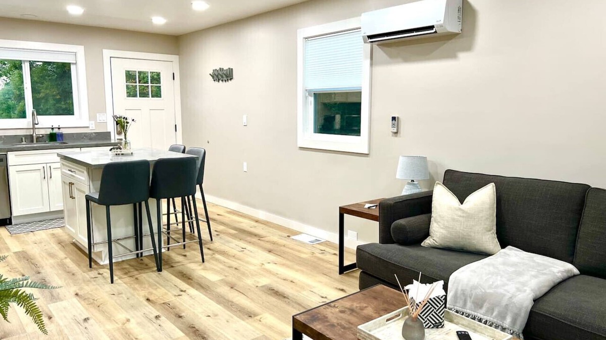 Concord House | 5 min to DWTN, BART & Park| Private Deck w/View
