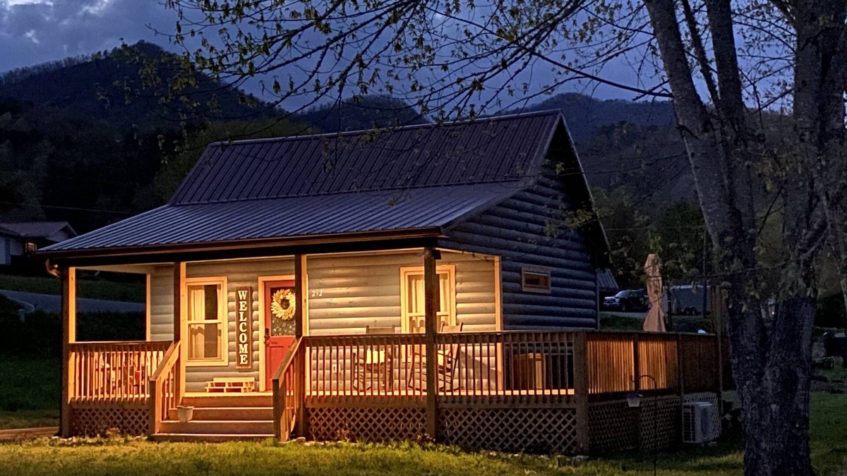 Bryson City Cabin | 5 min to POLAR EXPRESS and Downtown BC - Romantic little cabin with HOT TUB