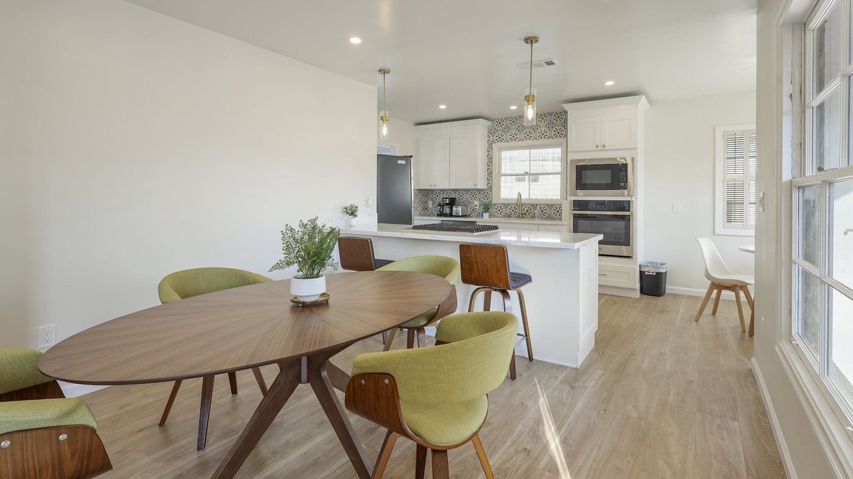Stockton House | 5 min walk from UOP & Miracle Mile- Updated home with master suite!