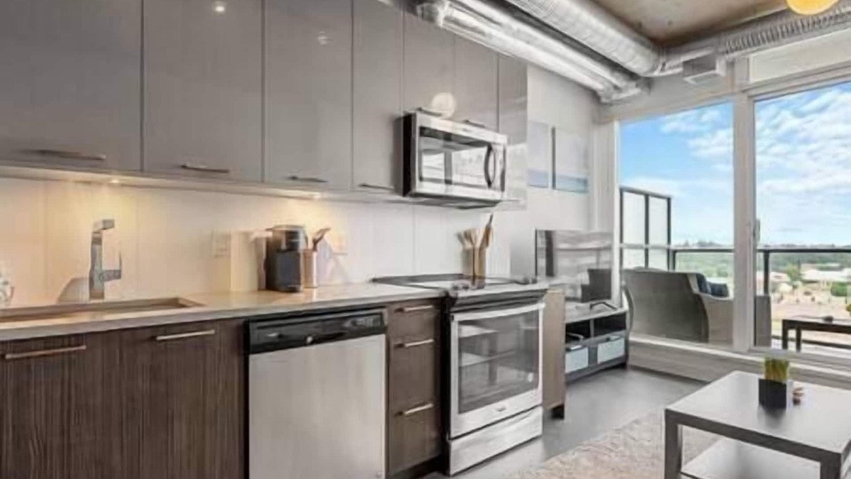 East Village Apartment | 5 min walk to Stampede | 2BR |AC |Near Frt Calgary