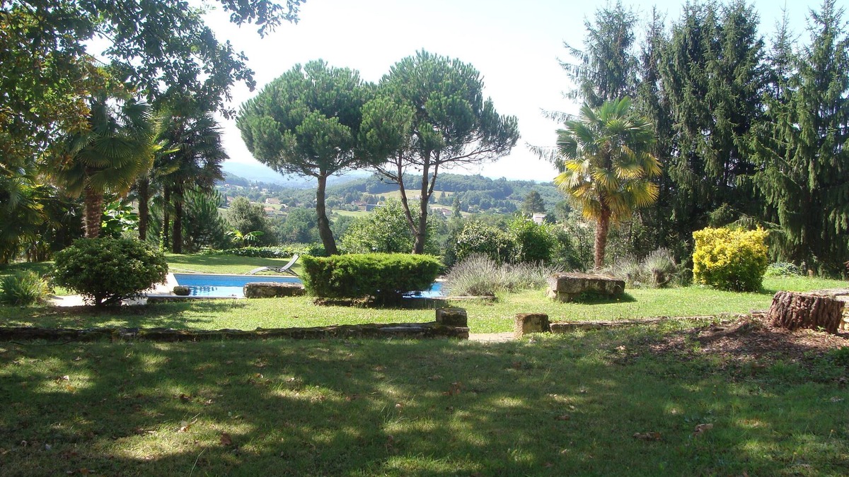 Marcillac-Saint-Quentin Cottage | 5 mins from Sarlat, character house renovated, lovely view, large swimming pool.