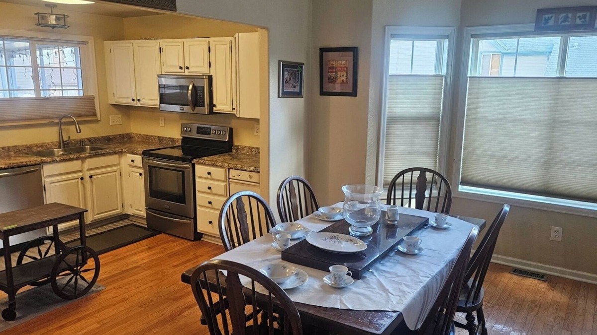 Ken Caryl House | 5 mins from Chadfield reservoir Tranquil 4-bedroom house AC in West Littleton