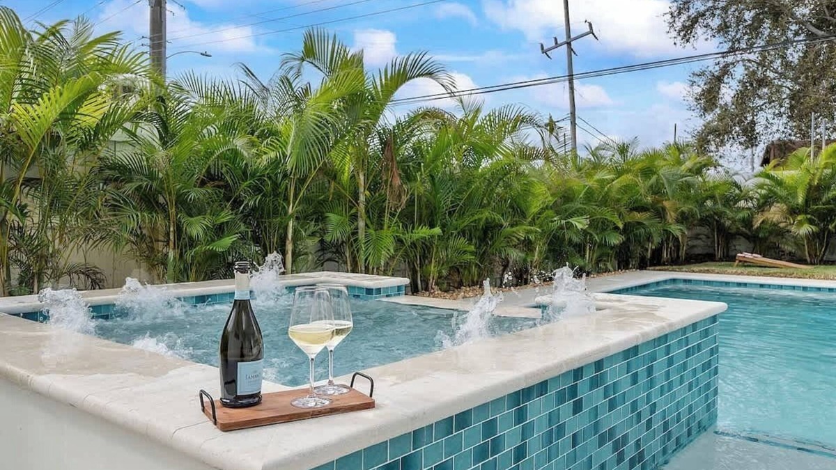 North Andrews Gardens House | 5 mins to beach + Brand New Pool and Tiki Hut.