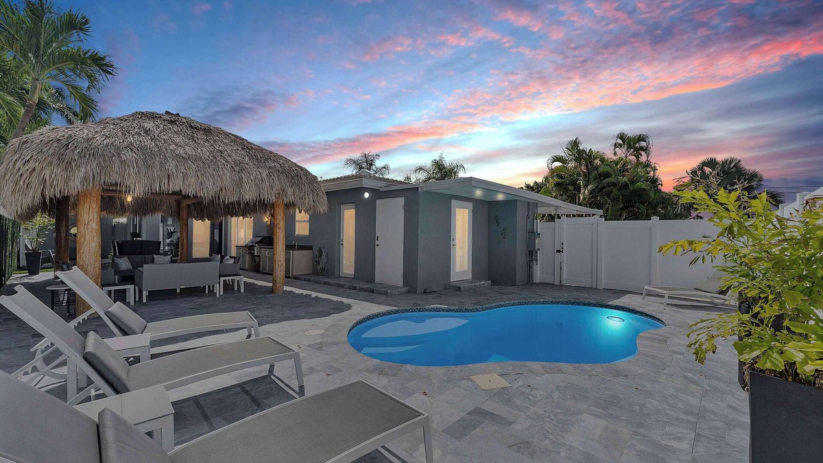 Coral Heights House | 5 mins to Beach! Pool & Tiki Hut | BBQ