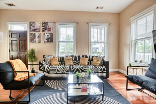 Metropolitan House | 5 mins to DT, Forsyth & Starland - Mini Gym - Balcony - Parking