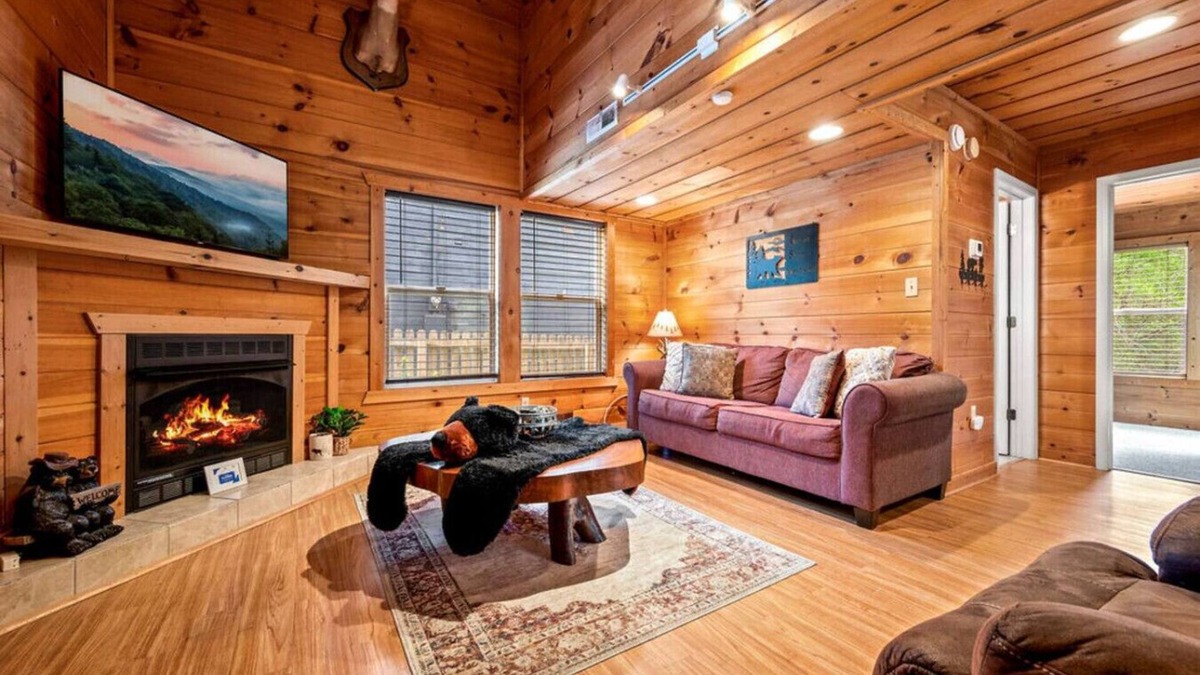 Gatlinburg Cabin | 5 Mins to Gatlinburg!* 2BR w/Hot Tub + Fireplace