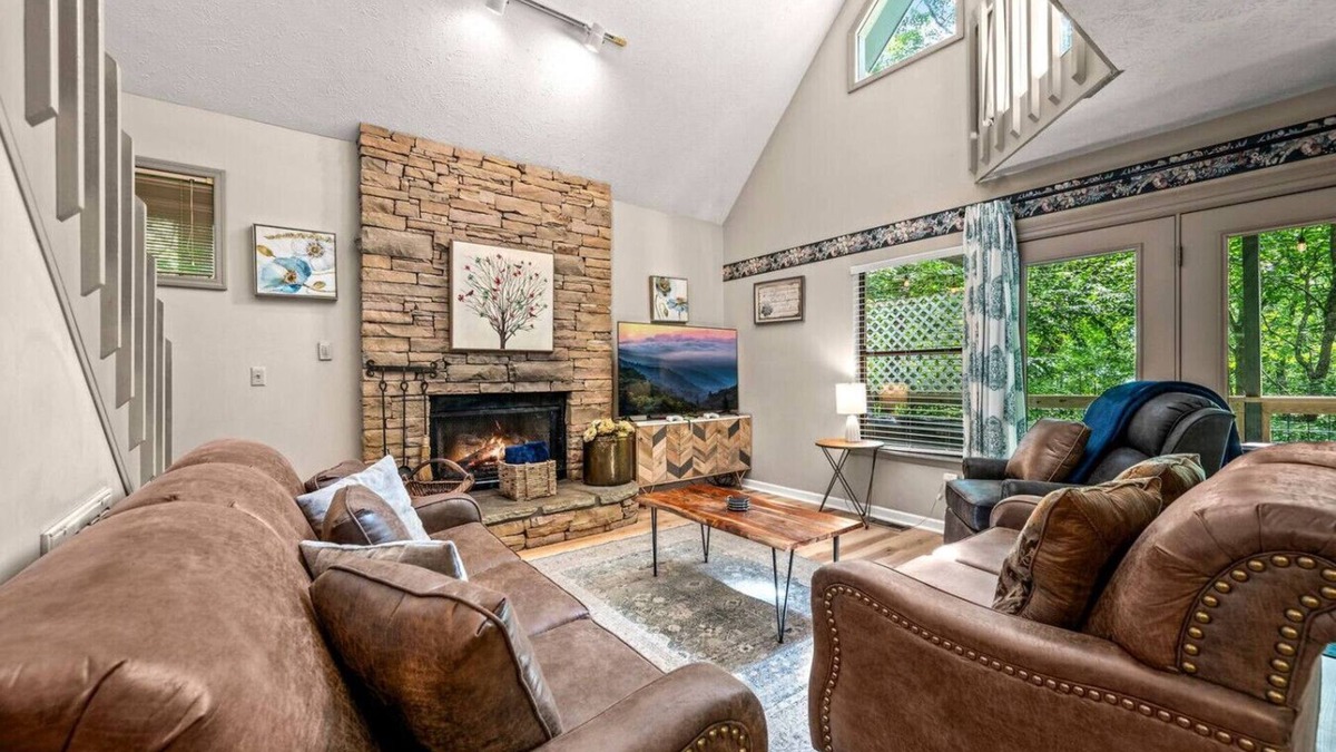 Chalet Village Cabin | *5 Mins to Gatlinburg* Hot Tub+Fireplace*Families!