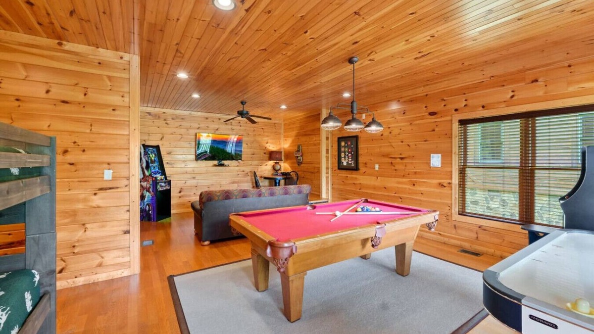 Gatlinburg Cabin | 5 Mins to GBurg! Hot Tub*MTN Views*Games*Comm Pool