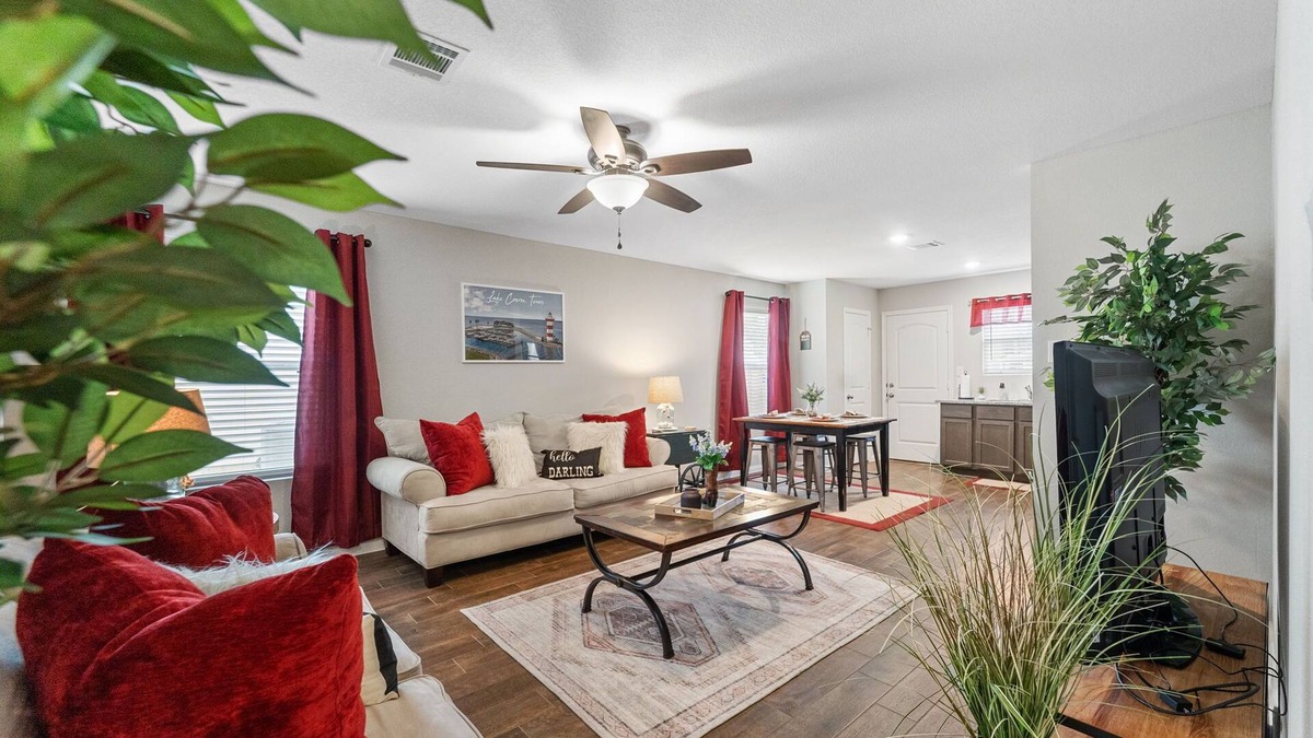 Willis House | 5 Mins to Lake Conroe & I-45, Unwind & Explore