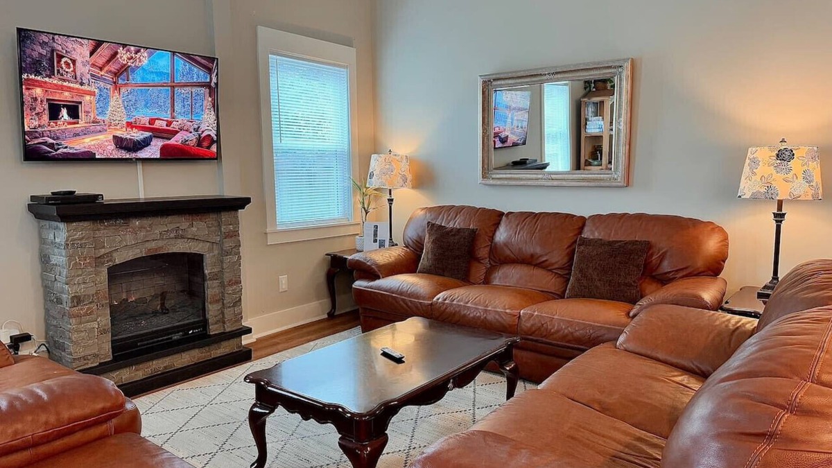 Historic District Apartment | 5 Minute Walk to Historic Waterfront. Pet Yes