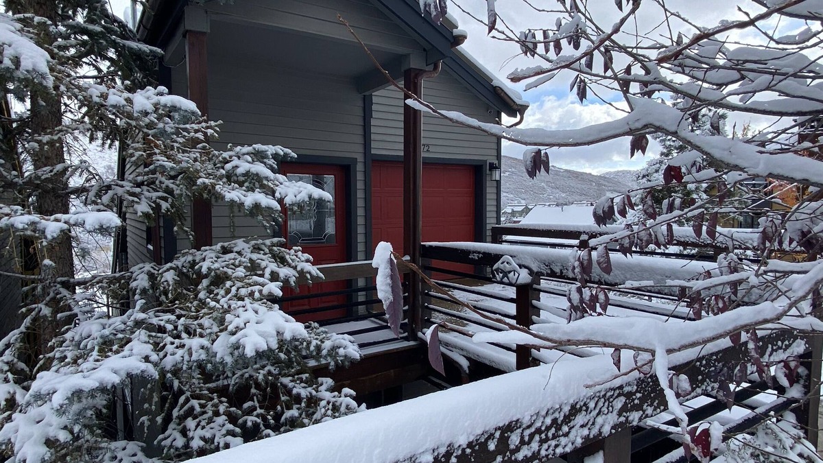 North Park City House | 5 minute walk to PCMR! Winter 23/24 ski season dates are open for booking!
