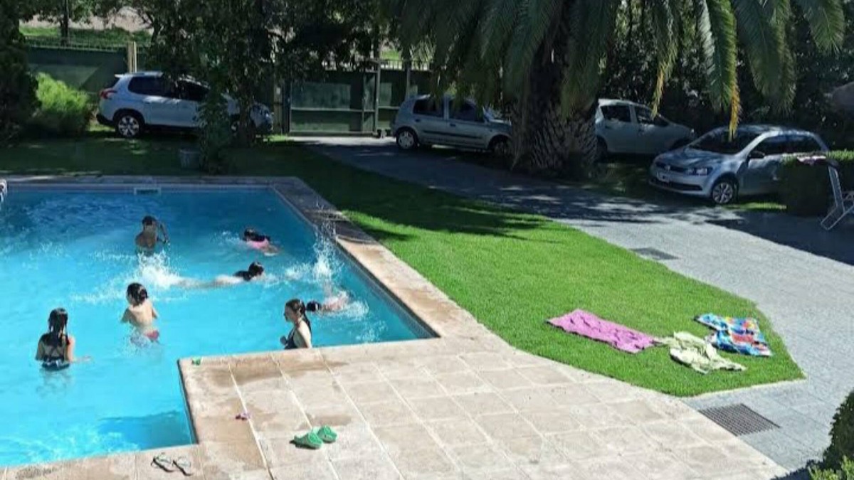 Mendoza House | 5 minutes away from Mendoza Plaza Shopping, an ideal place to enjoy with the family.