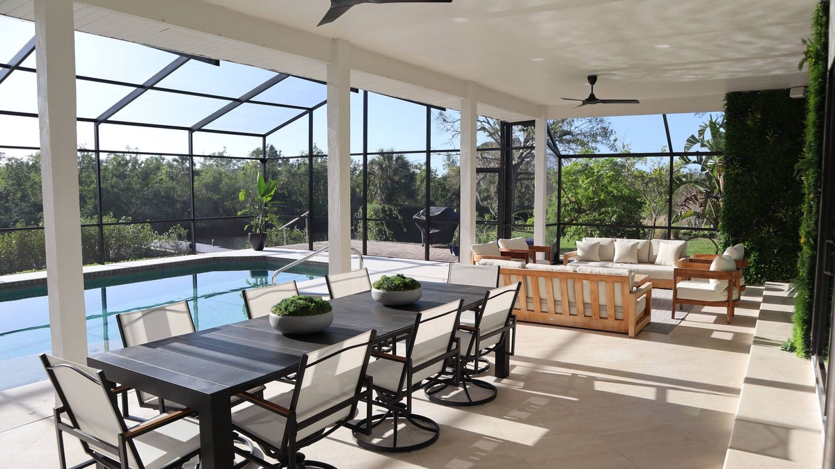 Nokomis House | 5 minutes away from the beach! Luxury Private Villa on the Canal