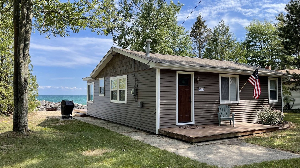 East Tawas House | 5 minutes from Downtown East Tawas, On The Rocks is a cottage on Lake Huron
