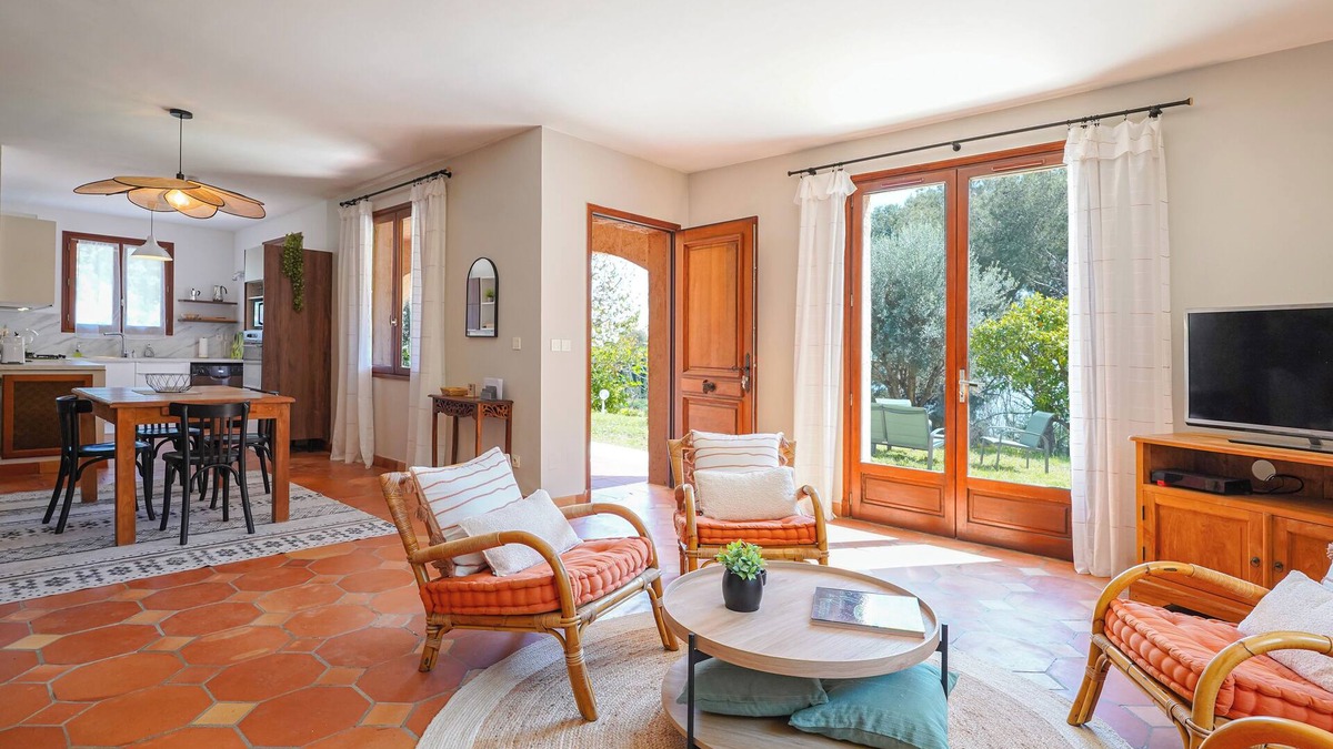 Beausoleil Apartment | 5 minutes from Monaco, large garden level in neo-Provencal villa, sea view
