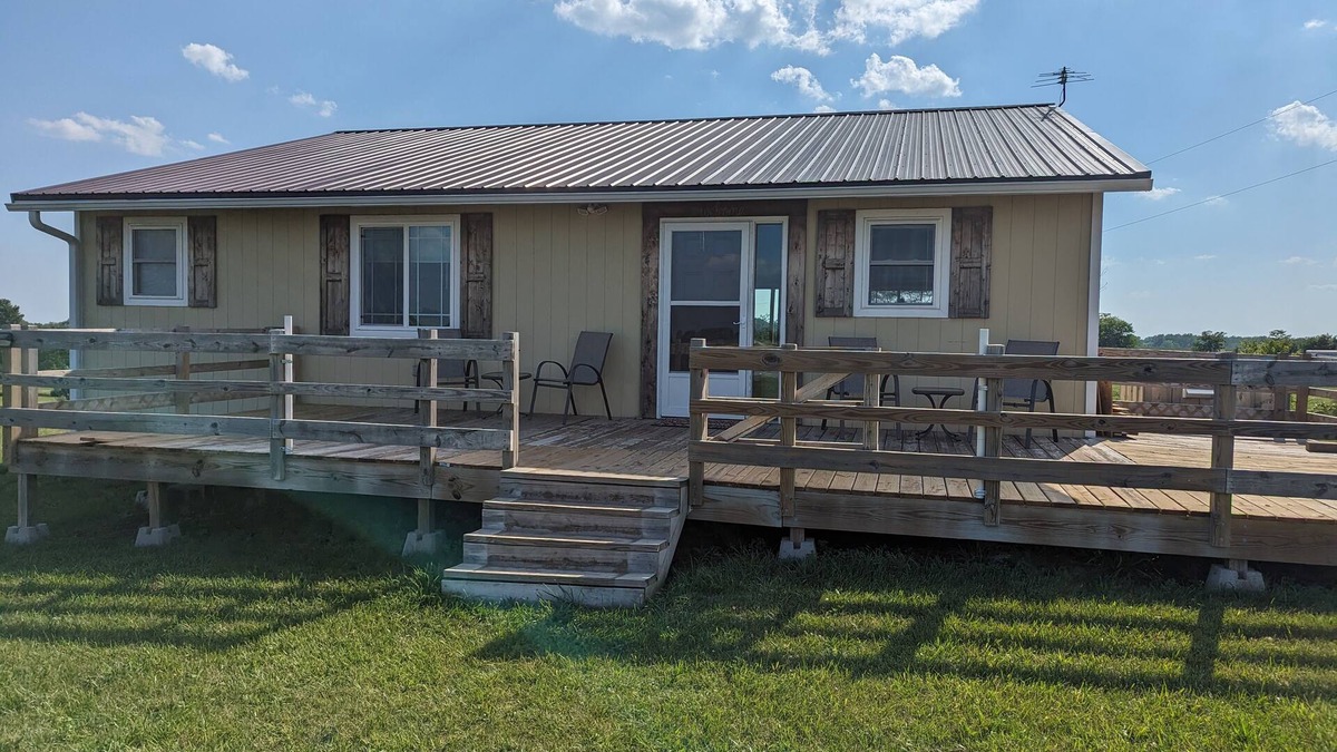 Columbia House | 5 minutes from Rathbun Lake! Pet friendly