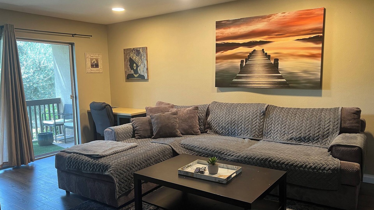 Valencia Condo | 5 Minutes from Six Flags & 30 minutes from Los Angeles