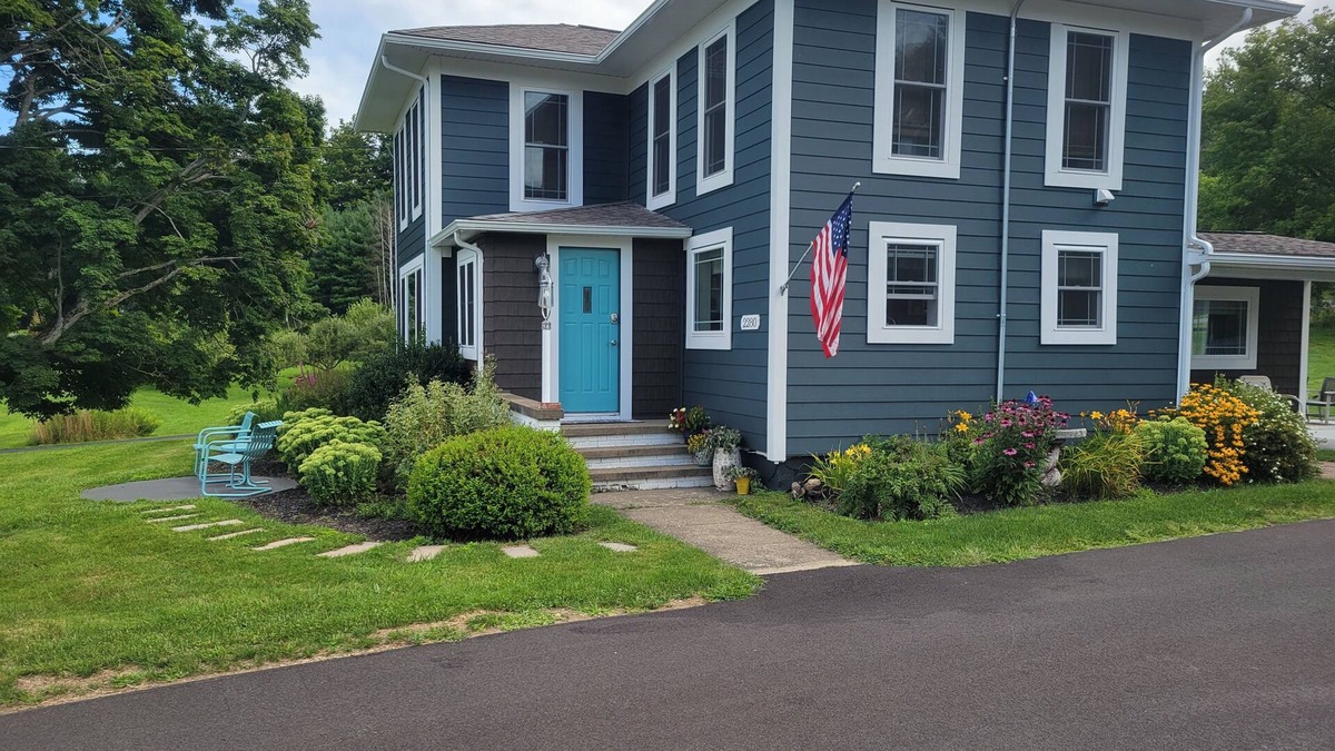 Clymer House | 5 minutes to Peek n Peak, Large private yard, and on site Hot tub