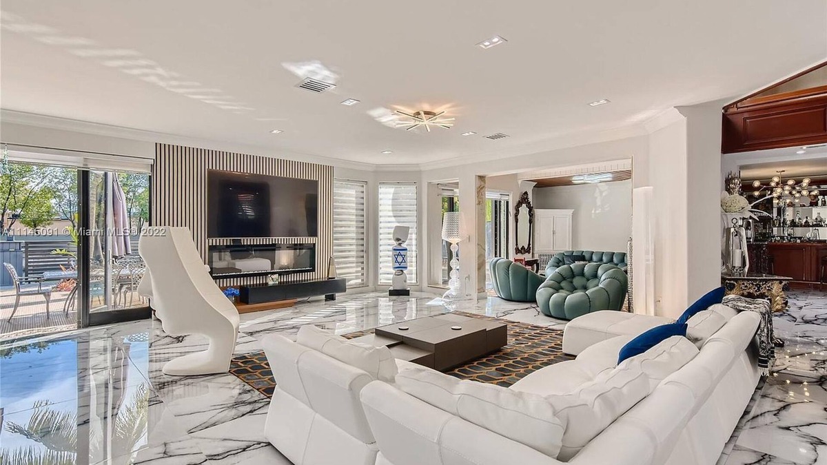Eastern Shores Villa | 5 minutes to sunny isles beach