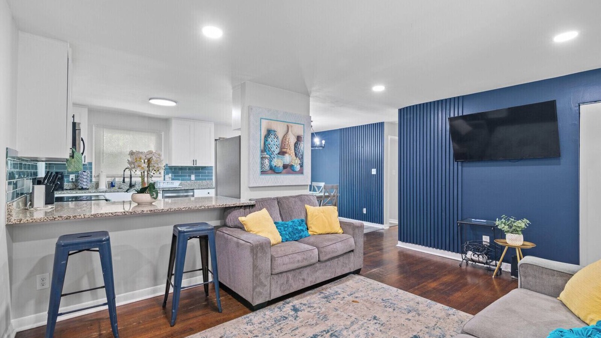 Portsmouth House | 5 Minutes to the Casino!Family sized home 3 bedroom with patio and a game room