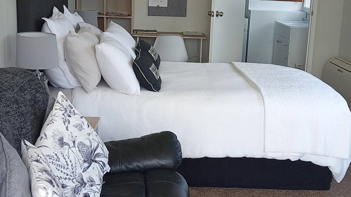 Milton Apartment | 5 minutes to the Clutha Gold Cycle Trail-Garden View-Close to Dunedin & Catlins