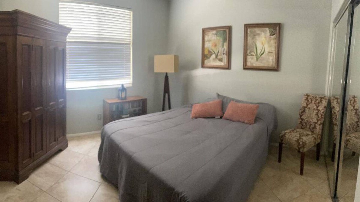 Corona Bed & Breakfast | 5 minutes to the theme park! Family-sized bedroom / studio
