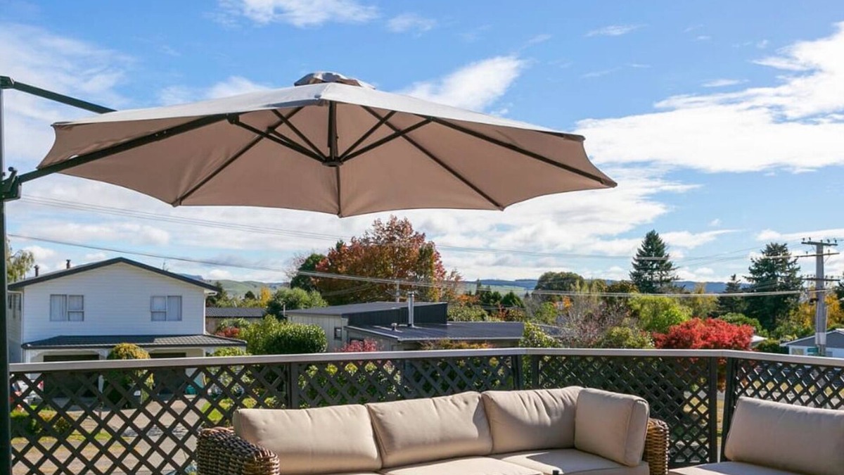 Two Mile Bay House | 5 Minutes Walk to Lake & Drive to Town