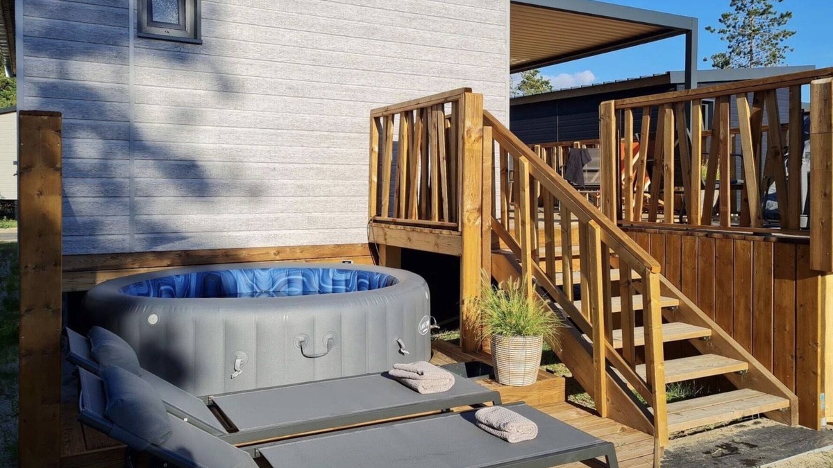 Jullouville Cottage | 5-person cottage with jacuzzi and pool 300m from the beach