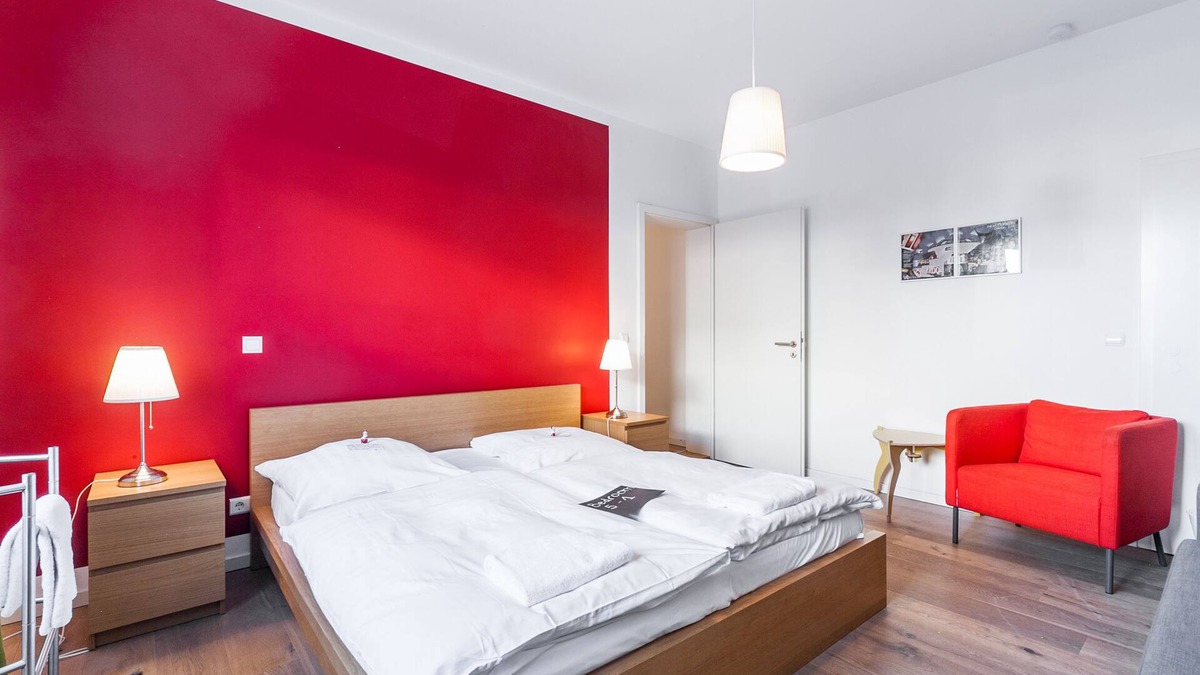 Tempelhof Apartment | 5 rooms, giant living room, Park Tempelhofer Feld, 3 minutes to underground/S-Bahn, up to 14 people