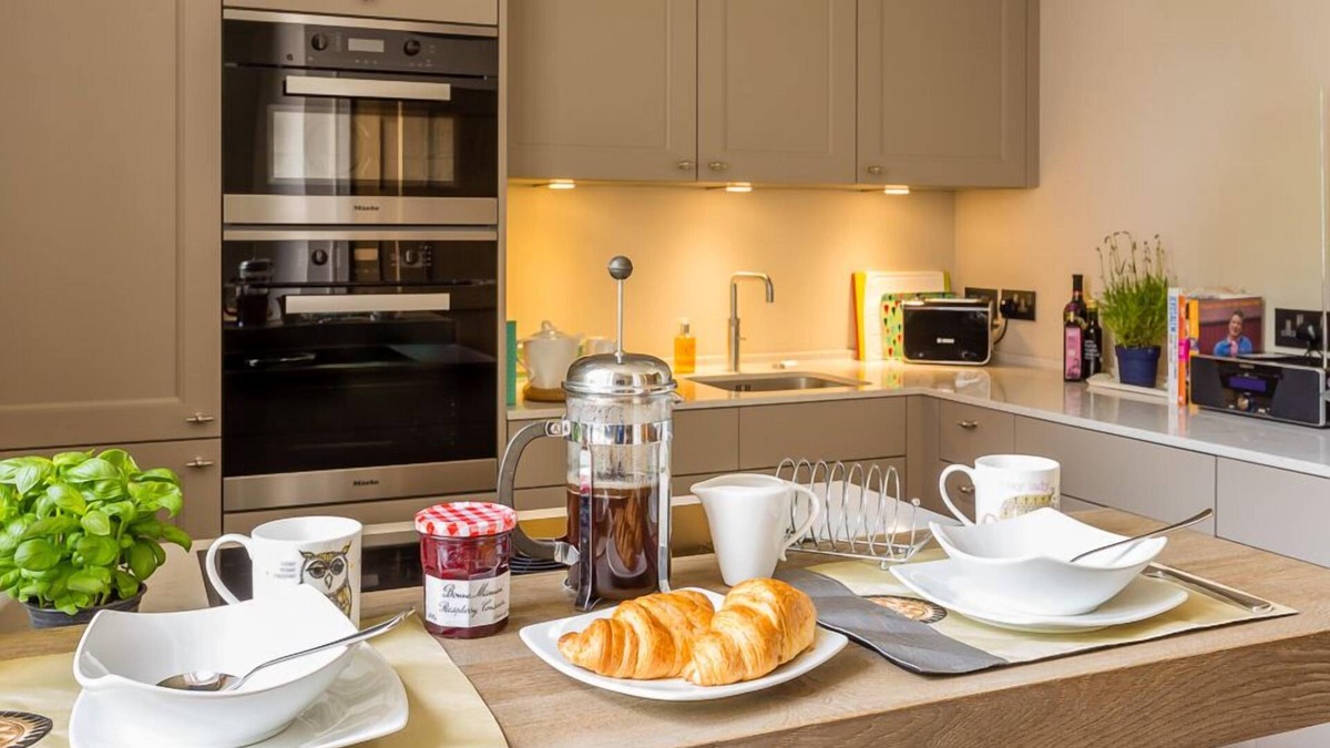 Exeter Apartment | 5* reviews - Apt in iconic bldg, Exeter, King Beds, 2 Baths, parking, gym, EV.