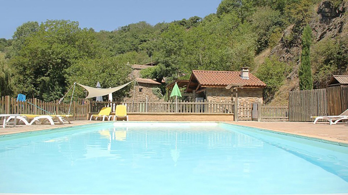 Porte de Dromardeche Ski Chalet | 5 riverfront chalets with swimming pool